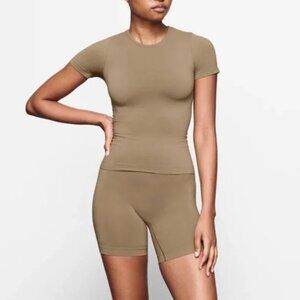 SKIMS Soft Smoothing T Shirt Size S NWT